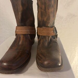 Beautiful boot just barely wore